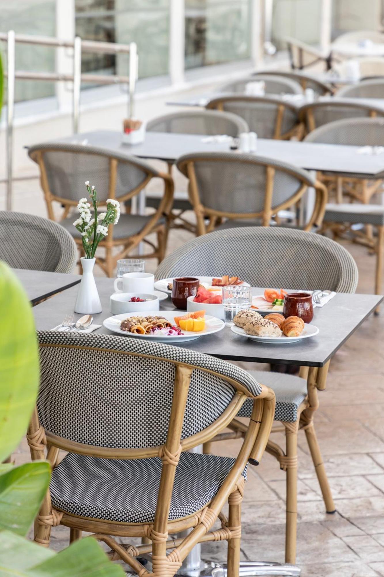 Louis Paphos Breeze Hotel Klorakas Exterior photo
